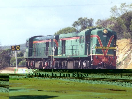 C 1702 and C 1703 running around the train at the eastern end of West Toodyay Yard